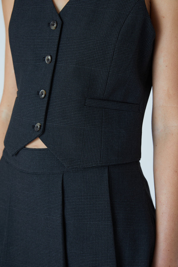 Effortless plaid vest outfit – styled with a black pleated skirt